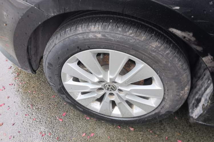 Used Volkswagen Lavida 2013 Restyled Classic 1.6L Manual Comfort Edition Exterior 4