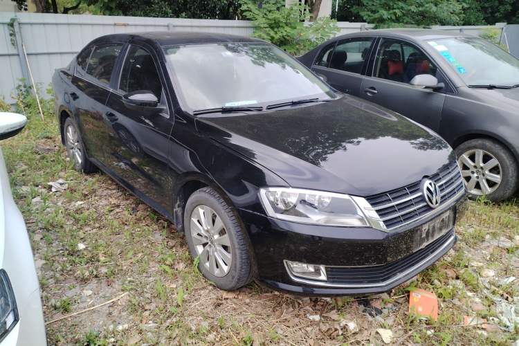 Used Volkswagen Lavida 2013 Restyled Classic 1.6L Manual Comfort Edition Exterior 4