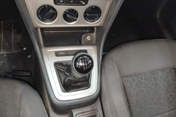 Used Volkswagen Lavida 2013 Revised Classic 1.6L Manual Fashion Edition Gear Lever