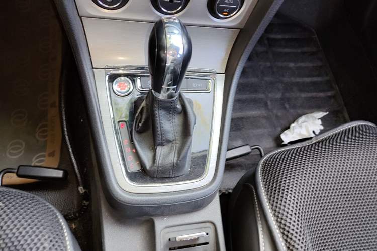 Used Volkswagen Lavida 2013 Revised Version 1.4 TSI DSG Comfort Edition Gear Lever