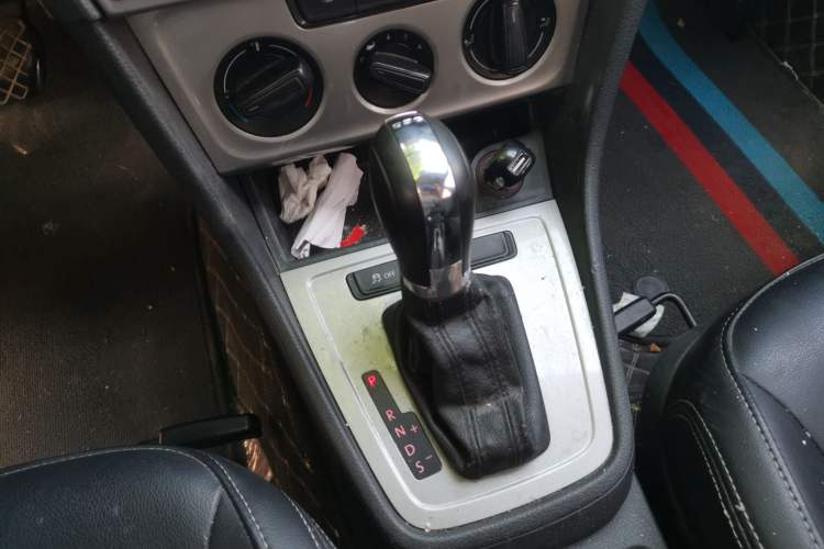 Used Volkswagen Lavida 2013 Revised Classic 1.6L Automatic Fashion Edition Gear Lever