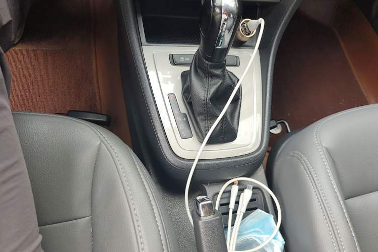Used Volkswagen Lavida 2013 Revised Classic 1.6L Automatic Fashion Edition Gear Lever