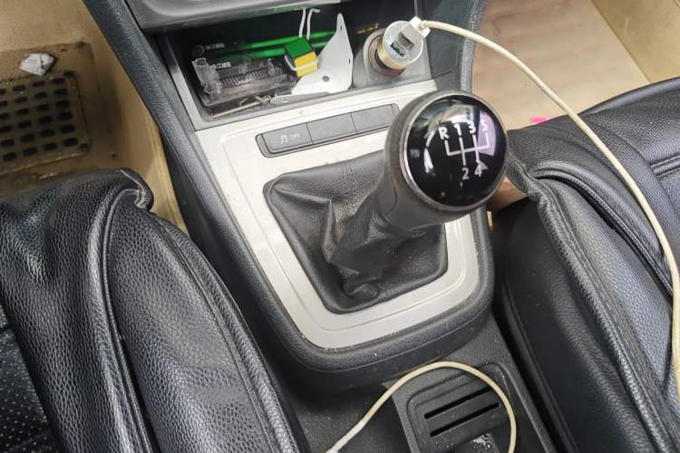 Used Volkswagen Lavida 2013 Revised Classic 1.6L Manual Fashion Edition Gear Lever