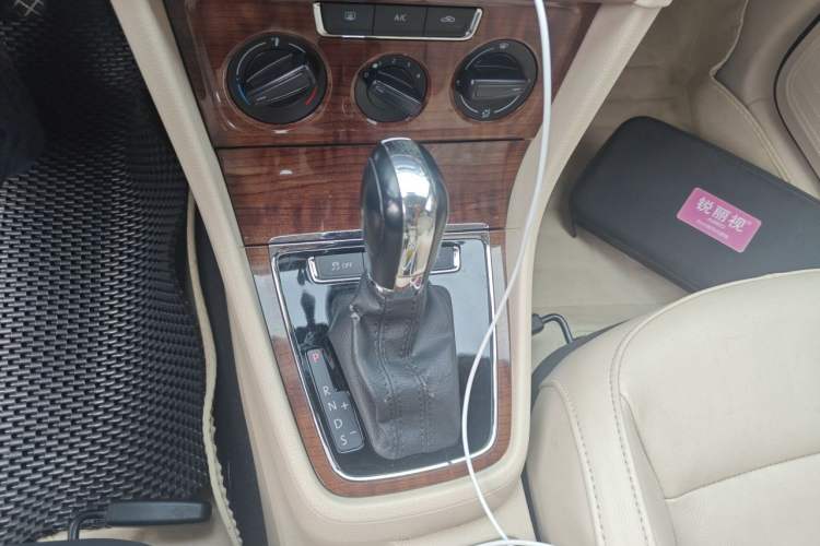 Used Volkswagen Lavida 2013 Restyled Classic 1.6L Automatic Comfort Edition Gear Lever