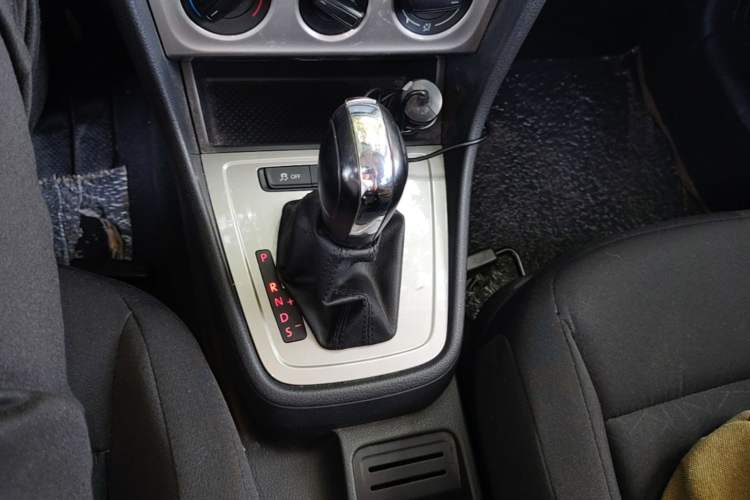 Used Volkswagen Lavida 2013 Revised Classic 1.6L Automatic Fashion Edition Gear Lever
