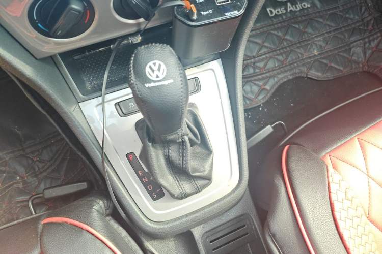 Used Volkswagen Lavida 2013 Revised Classic 1.6L Automatic Fashion Edition Gear Lever