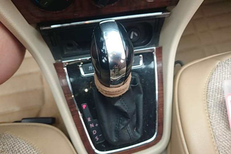 Used Volkswagen Lavida 2013 Restyled Classic 1.6L Automatic Comfort Edition Gear Lever