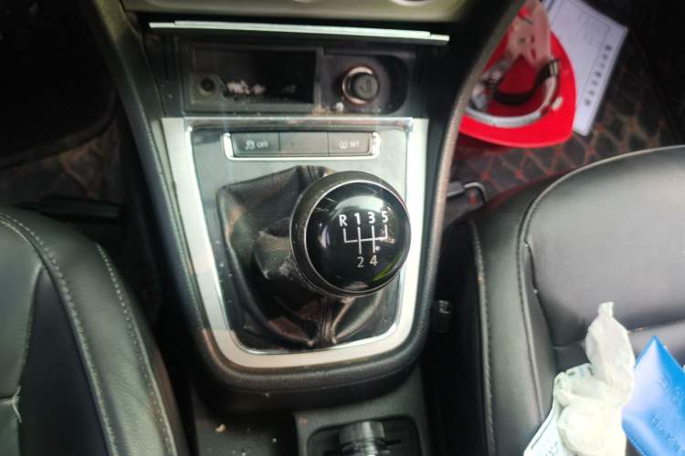 Used Volkswagen Lavida 2013 Restyled Classic 1.6L Manual Comfort Edition Gear Lever