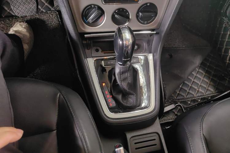 Used Volkswagen Lavida 2013 Revised Version 1.4 TSI DSG Comfort Edition Gear Lever