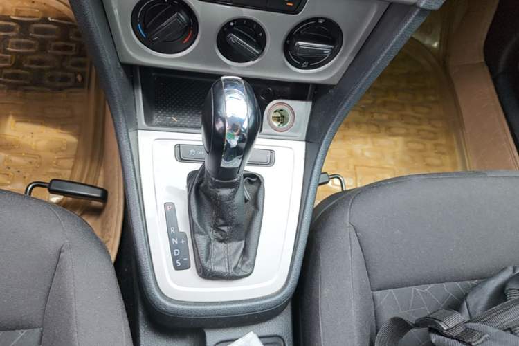 Used Volkswagen Lavida 2013 Revised Classic 1.6L Automatic Fashion Edition Gear Lever