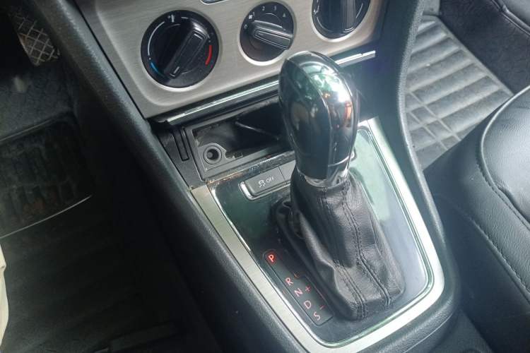 Used Volkswagen Lavida 2013 Restyled Classic 1.6L Automatic Comfort Edition Gear Lever