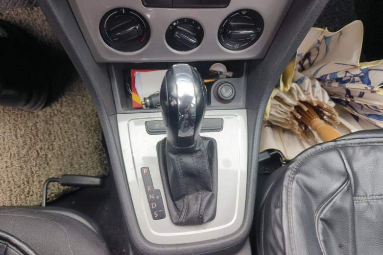 Used Volkswagen Lavida 2013 1.6L Automatic Fashion Edition Gear Lever