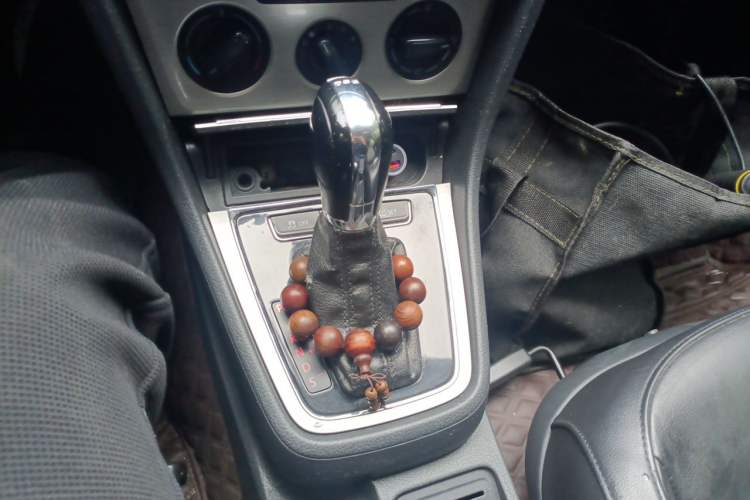 Used Volkswagen Lavida 2013 1.4TSI DSG Comfort Edition Gear Lever