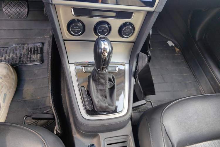 Used Volkswagen Lavida 2013 Revised Version 1.6L Automatic Luxury Edition Gear Lever