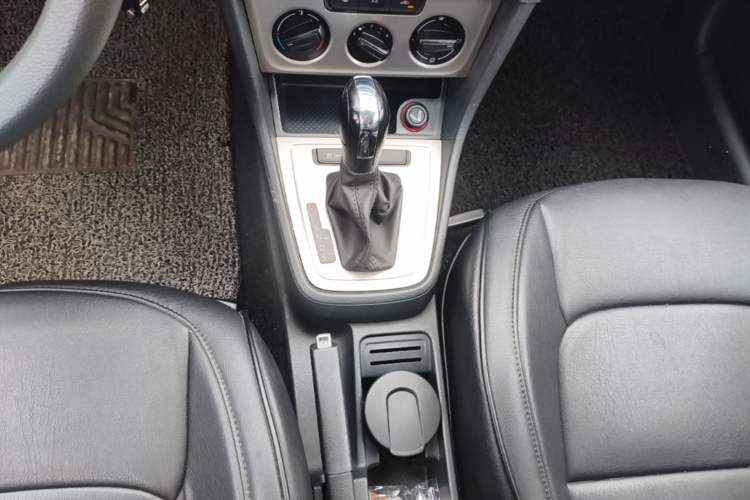 Used Volkswagen Lavida 2013 Revised Classic 1.6L Automatic Fashion Edition Gear Lever