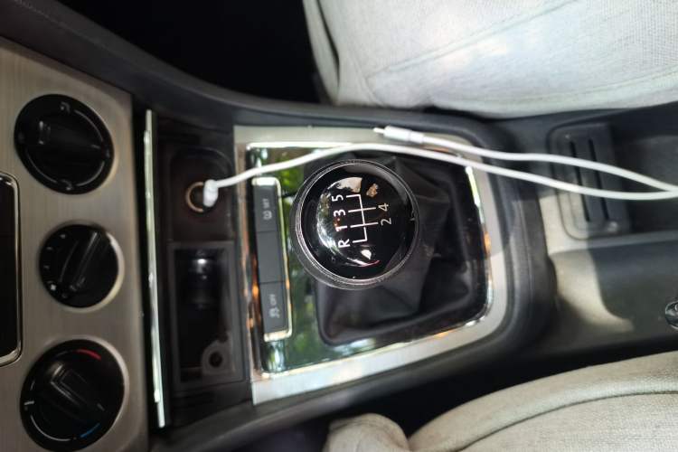 Used Volkswagen Lavida 2013 Revised Version 1.4 TSI Manual Comfort Edition Gear Lever
