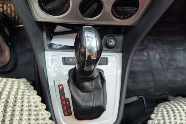 Used Volkswagen Lavida 2013 Revised Classic 1.6L Automatic Fashion Edition Gear Lever