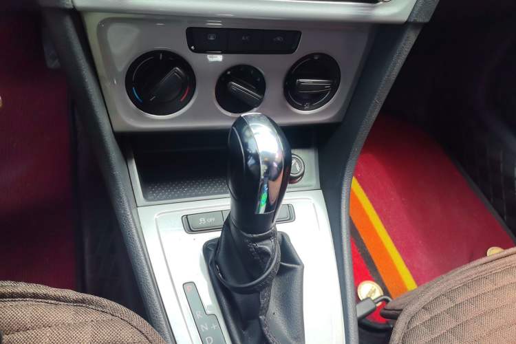 Used Volkswagen Lavida 2013 Revised Classic 1.6L Automatic Fashion Edition Gear Lever