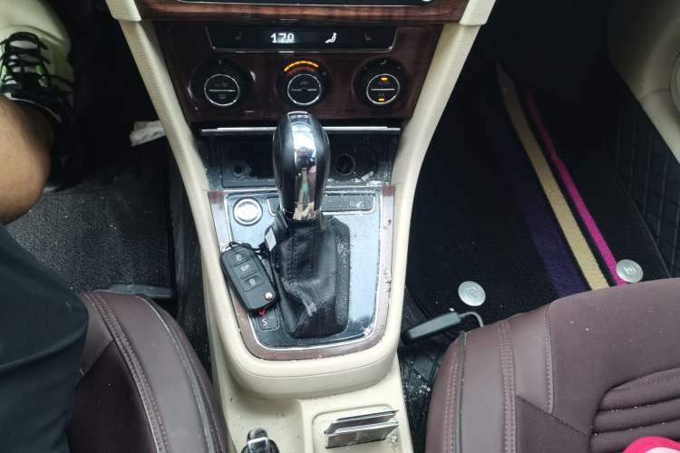 Used Volkswagen Lavida 2013 1.4 TSI DSG Luxury Navigation Edition Gear Lever