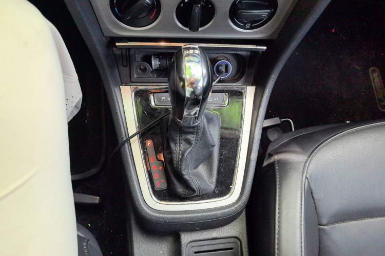 Used Volkswagen Lavida 2013 Revised Version 1.4 TSI DSG Comfort Edition Gear Lever