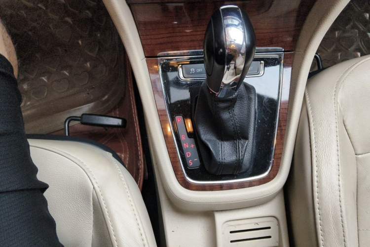 Used Volkswagen Lavida 2013 Restyled Classic 1.6L Automatic Comfort Edition Gear Lever
