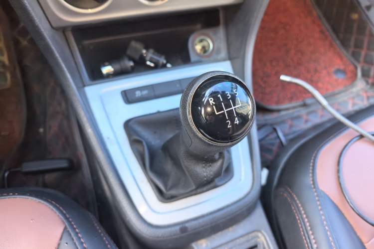 Used Volkswagen Lavida 2013 Revised Classic 1.6L Manual Fashion Edition Gear Lever