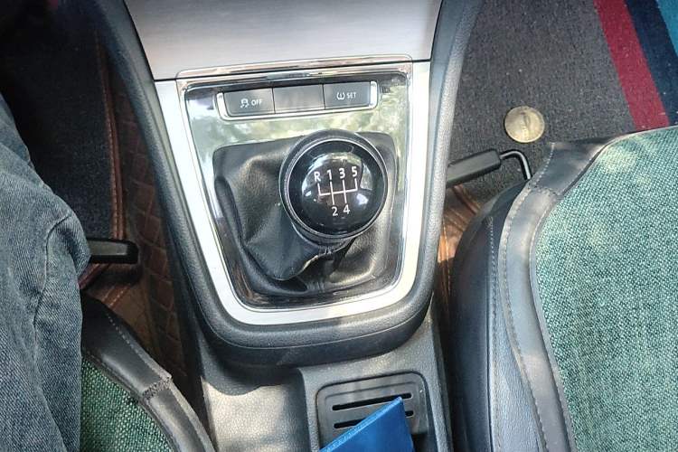 Used Volkswagen Lavida 2013 Restyled Classic 1.6L Manual Comfort Edition Gear Lever