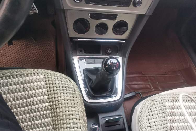 Used Volkswagen Lavida 2013 Revised Version 1.4 TSI Manual Comfort Edition Gear Lever