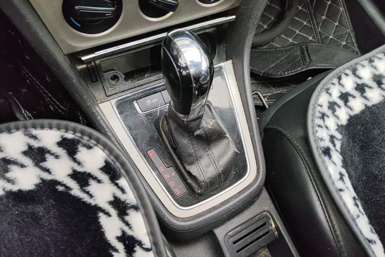 Used Volkswagen Lavida 2013 Restyled Classic 1.6L Automatic Comfort Edition Gear Lever