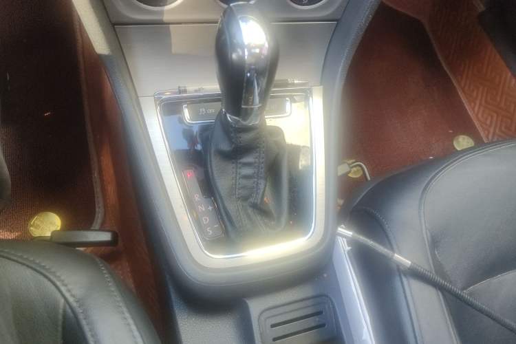 Used Volkswagen Lavida 2013 Restyled Classic 1.6L Automatic Comfort Edition Gear Lever