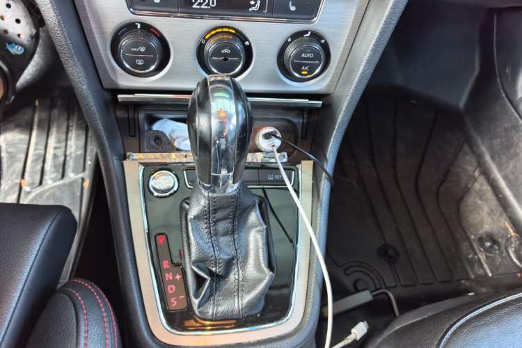 Used Volkswagen Lavida 2013 1.4TSI DSG Luxury Edition Gear Lever