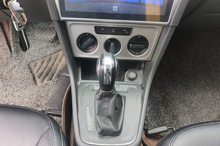 Used Volkswagen Lavida 2013 Revised Classic 1.6L Automatic Fashion Edition Gear Lever