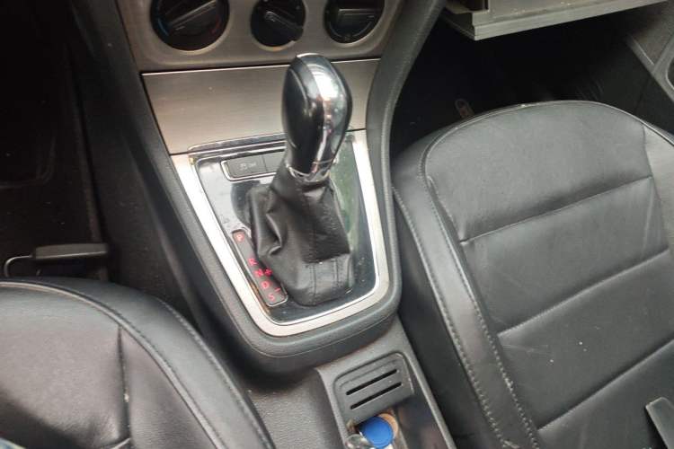 Used Volkswagen Lavida 2013 Restyled Classic 1.6L Automatic Comfort Edition Gear Lever