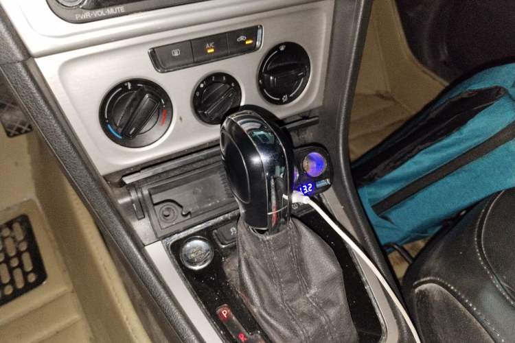 Used Volkswagen Lavida 2013 Restyled Classic 1.6L Automatic Comfort Edition Gear Lever