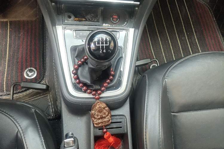 Used Volkswagen Lavida 2013 Restyled Classic 1.6L Manual Comfort Edition Gear Lever