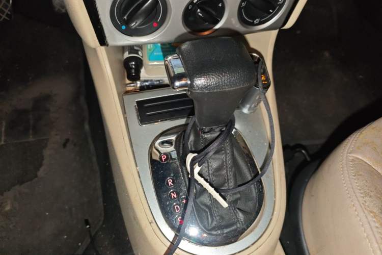 Used Volkswagen Lavida 2013 Classic 1.6L Automatic Fashion Edition Gear Lever