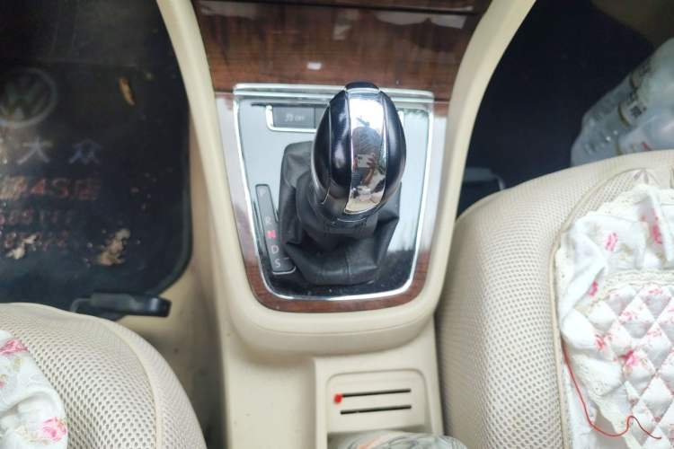 Used Volkswagen Lavida 2013 Restyled Classic 1.6L Automatic Comfort Edition Gear Lever