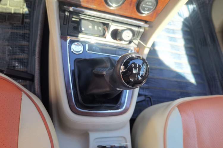 Used Volkswagen Lavida 2013 Revised Version 1.4 TSI Manual Luxury Edition Gear Lever