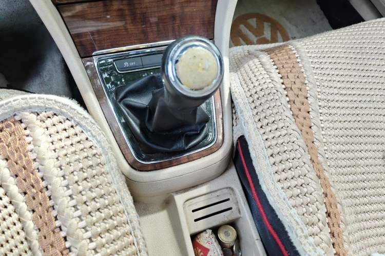 Used Volkswagen Lavida 2013 1.4TSI Manual Comfort Edition Gear Lever