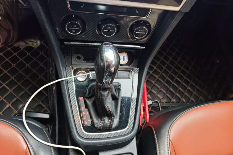 Used Volkswagen Lavida 2013 Revised Version 1.4 TSI DSG Luxury Edition Gear Lever