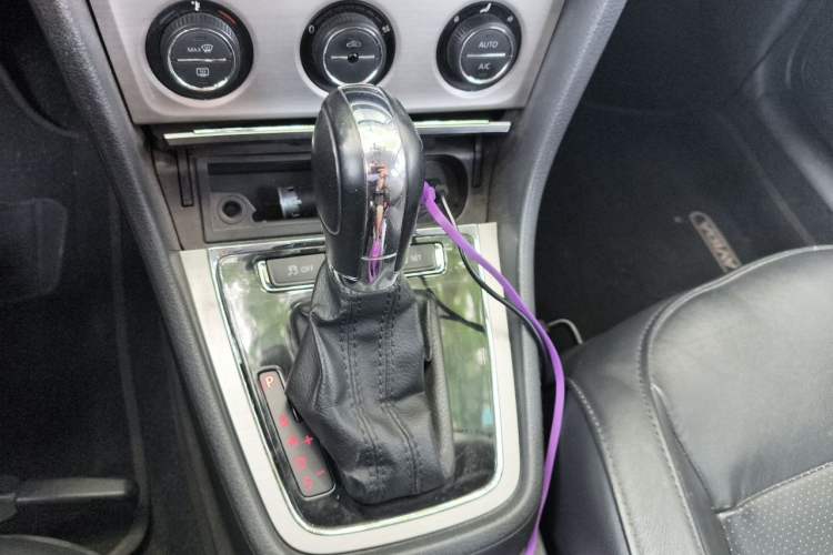Used Volkswagen Lavida 2013 Revised Version 1.6L Automatic Luxury Edition Gear Lever
