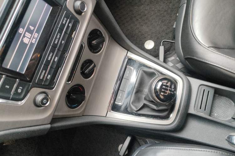 Used Volkswagen Lavida 2013 Restyled Classic 1.6L Manual Comfort Edition Gear Lever