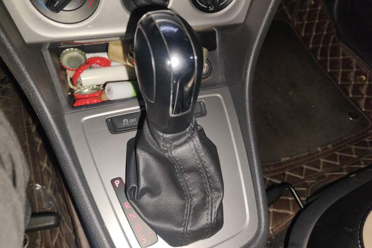 Used Volkswagen Lavida 2013 Revised Classic 1.6L Automatic Fashion Edition Gear Lever