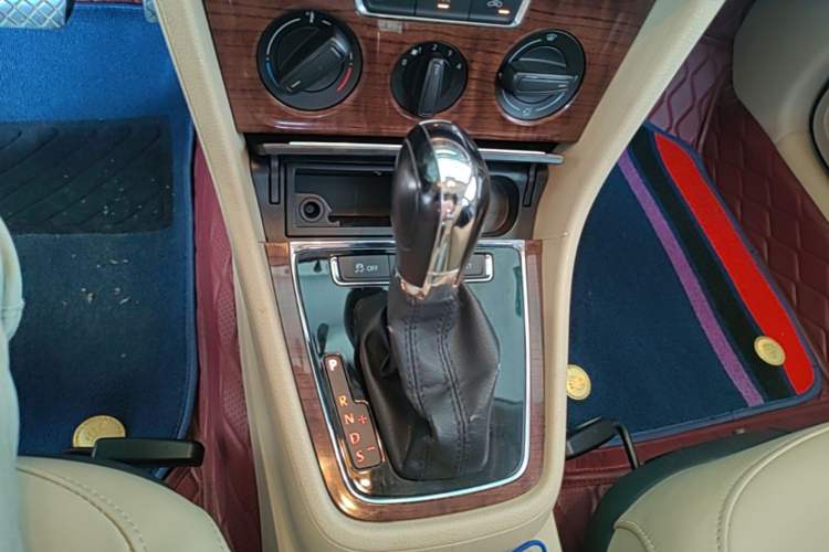 Used Volkswagen Lavida 2013 Restyled Classic 1.6L Automatic Comfort Edition Gear Lever