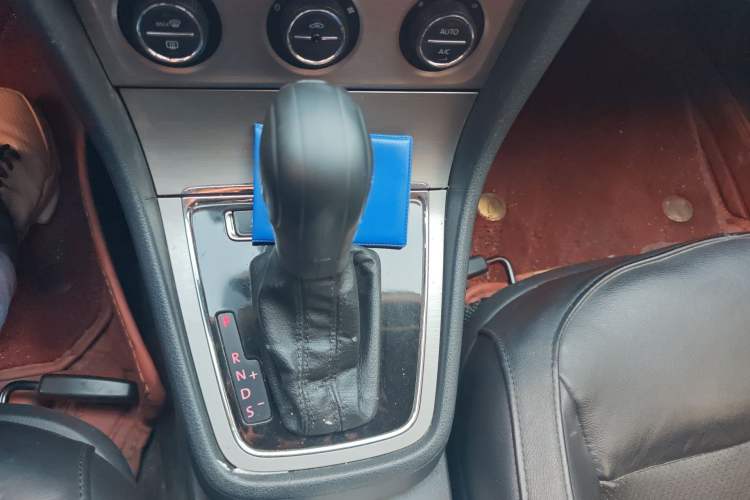Used Volkswagen Lavida 2013 Revised Version 1.6L Automatic Luxury Edition Gear Lever