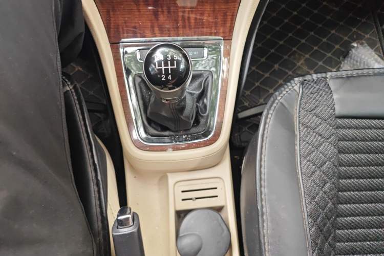 Used Volkswagen Lavida 2013 Restyled Classic 1.6L Manual Comfort Edition Gear Lever
