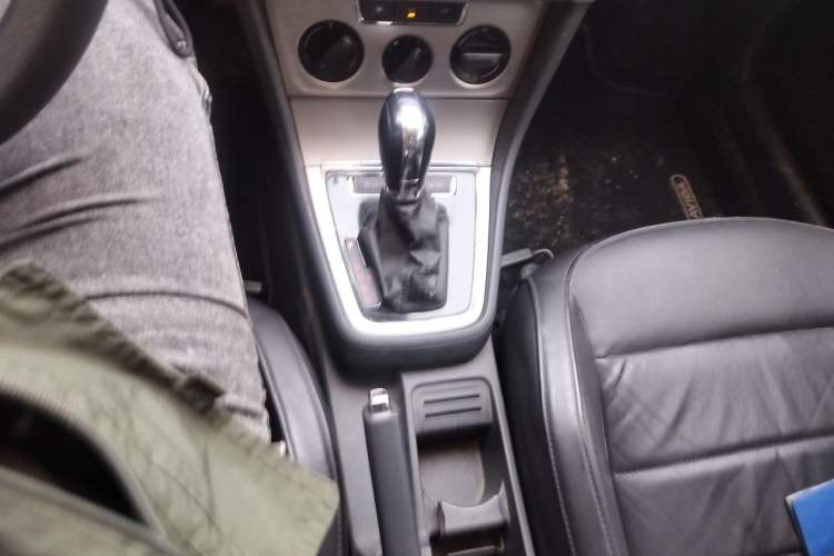 Used Volkswagen Lavida 2013 Restyled Classic 1.6L Automatic Comfort Edition Gear Lever