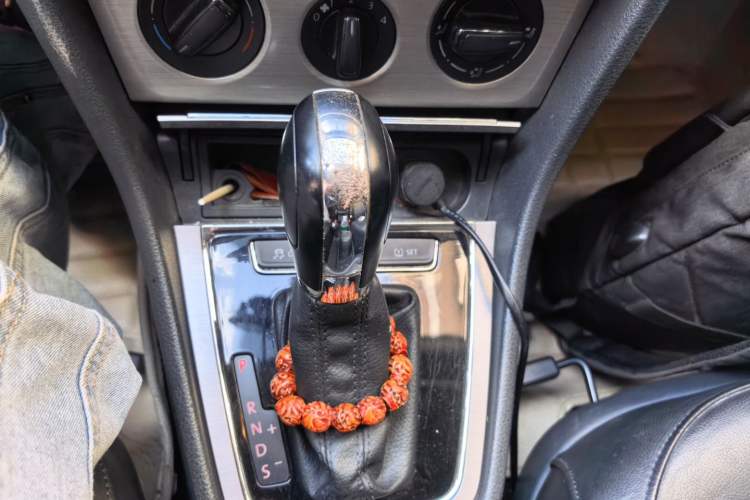 Used Volkswagen Lavida 2013 1.6L Automatic Comfort Edition Gear Lever