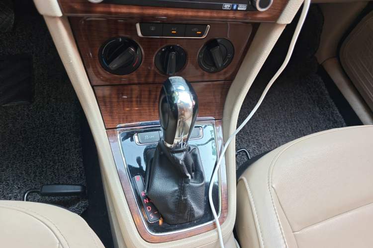 Used Volkswagen Lavida 2013 Restyled Classic 1.6L Automatic Comfort Edition Gear Lever