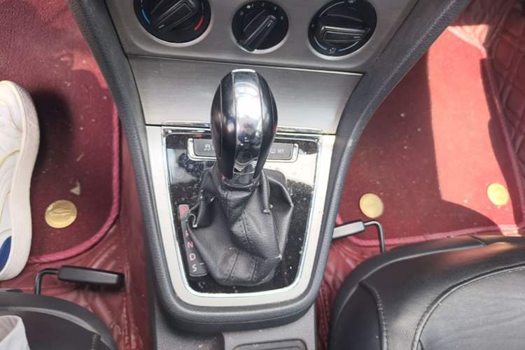 Used Volkswagen Lavida 2013 1.6L Automatic Comfort Edition Gear Lever